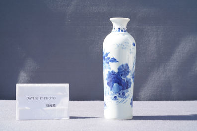 Un vase de forme rouleau en porcelaine de Chine bleu et blanc, &eacute;poque Transition