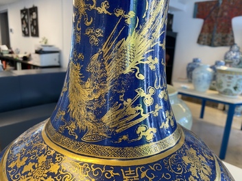 Un grand vase bouteille en porcelaine de Chine bleu monochrome &agrave; d&eacute;cor dor&eacute; de dragons et ph&eacute;nix, marque et &eacute;poque de Guangxu