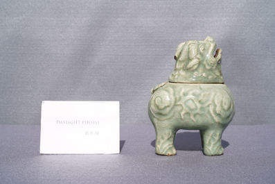 Een Chinese Longquan celadon 'luduan' wierookbrander, Ming