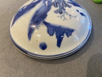 Un pot couvert en porcelaine de Chine en bleu et blanc &agrave; d&eacute;cor de figures dans un paysage, &eacute;poque Transition