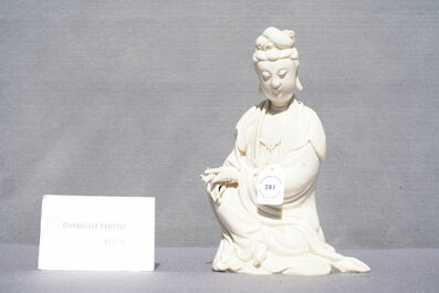 Une figure de Guanyin en porcelaine blanc de Chine de Dehua, Kangxi