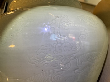 Un vase de forme globulaire en porcelaine de Chine c&eacute;ladon monochrome &agrave; d&eacute;cor de dragons, Kangxi