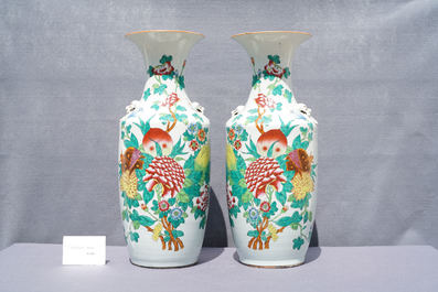 Une paire de vases en porcelaine de Chine famille rose, 19/20&egrave;me