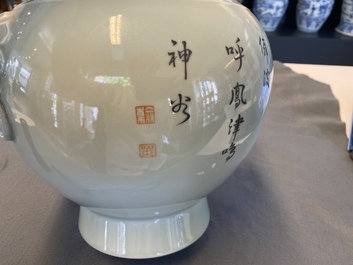 Een Chinese celadon-geglazuurde 'hu' vaas met bamboetakken, Qianlong merk, 20e eeuw