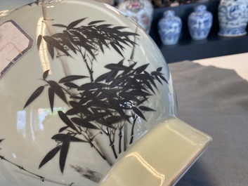 Un vase de forme 'hu' en porcelaine de Chine c&eacute;ladon &agrave; d&eacute;cor de branches de bambou, marque de Qianlong, 20&egrave;me