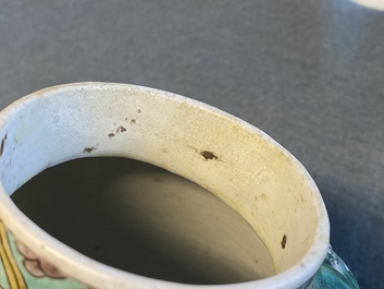 Une th&eacute;i&egrave;re couverte en biscuit &eacute;maill&eacute; vert, Kangxi