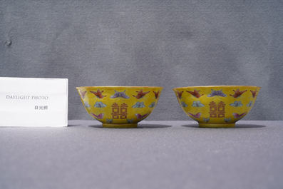 Une paire de bols aux papillons en porcelaine de Chine famille rose &agrave; fond jaune, marque de Tongzhi, 20&egrave;me