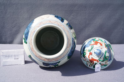 Un vase couvert en porcelaine de Chine wucai &agrave; d&eacute;cor d'immortels, Shunzhi