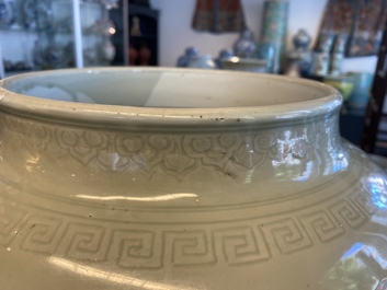 Een bolle Chinese monochrome celadon 'draken' vaas, Kangxi