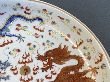 Un plat en porcelaine de Chine famille rose &agrave; d&eacute;cor de dragons, marque et &eacute;poque de Guangxu