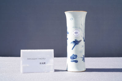 Un vase en porcelaine de Chine en bleu et blanc, &eacute;poque Transition