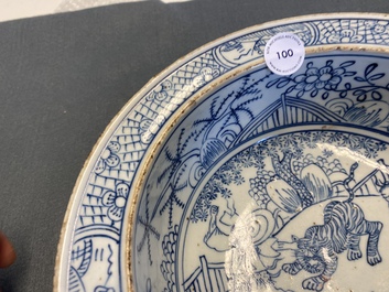 Un bassin en porcelaine de Chine en bleu et blanc &agrave; d&eacute;cor d'un tigre, Jiaqing