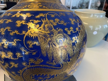 Un grand vase bouteille en porcelaine de Chine bleu monochrome &agrave; d&eacute;cor dor&eacute; de dragons et ph&eacute;nix, marque et &eacute;poque de Guangxu