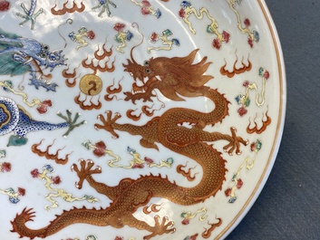 Un plat en porcelaine de Chine famille rose &agrave; d&eacute;cor de dragons, marque et &eacute;poque de Guangxu