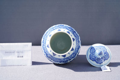 Un pot couvert en porcelaine de Chine en bleu et blanc &agrave; d&eacute;cor de rinceaux de lotus, &eacute;poque Transition