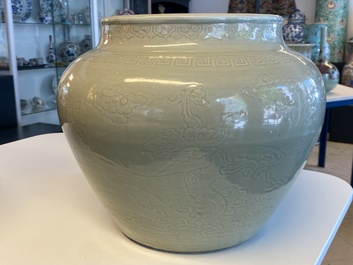 Een bolle Chinese monochrome celadon 'draken' vaas, Kangxi