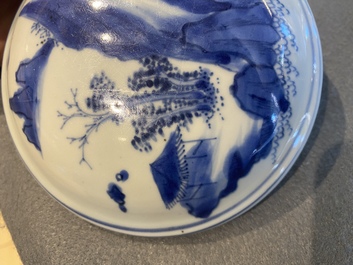 Un pot couvert en porcelaine de Chine en bleu et blanc &agrave; d&eacute;cor de figures dans un paysage, &eacute;poque Transition