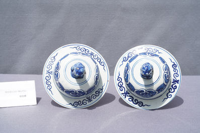 Deux paires de vases couverts en porcelaine de Chine en bleu et blanc et famille verte, 19/20&egrave;me