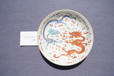 Un plat en porcelaine de Chine famille rose &agrave; d&eacute;cor de dragons, marque et &eacute;poque de Guangxu