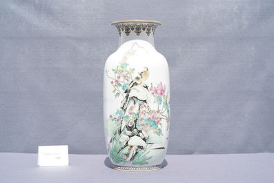 Un vase en porcelaine de Chine famille rose, marque de Zhong Guo Jingdezhen Zhi, R&eacute;publique