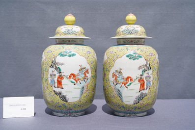 Une paire de vases couverts en porcelaine de Chine famille rose &agrave; fond jaune, marque de Guangxu, R&eacute;publique