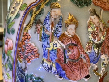 Trois vases en porcelaine de Chine famille rose, 19&egrave;me