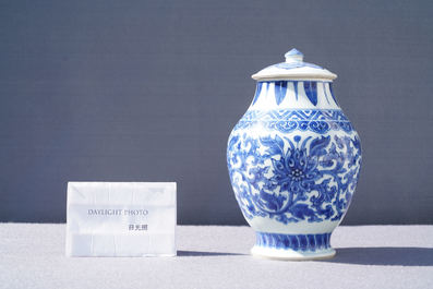 Un pot couvert en porcelaine de Chine en bleu et blanc &agrave; d&eacute;cor de rinceaux de lotus, &eacute;poque Transition