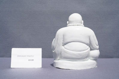 Een Chinese Dehua blanc de Chine figuur van Boeddha, Kangxi