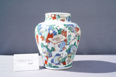 Un vase en porcelaine de Chine wucai &agrave; d&eacute;cor des '100 gar&ccedil;ons', &eacute;poque Transition