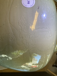 Een bolle Chinese monochrome celadon 'draken' vaas, Kangxi