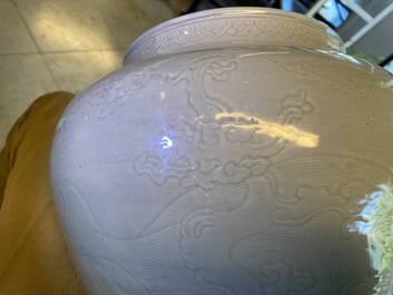 Un vase de forme globulaire en porcelaine de Chine c&eacute;ladon monochrome &agrave; d&eacute;cor de dragons, Kangxi