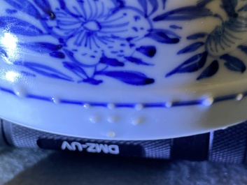Een ronde Chinese blauw-witte dekseldoos, Kangxi