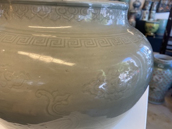 Een bolle Chinese monochrome celadon 'draken' vaas, Kangxi