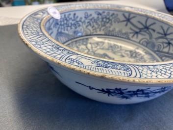 Un bassin en porcelaine de Chine en bleu et blanc &agrave; d&eacute;cor d'un tigre, Jiaqing