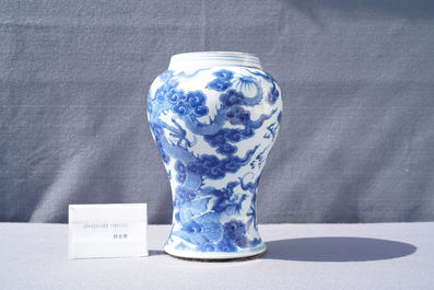 Un vase en porcelaine de Chine en bleu et blanc &agrave; d&eacute;cor de dragons, Kangxi