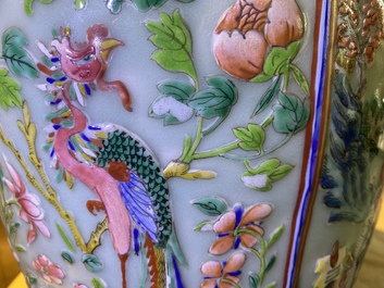 Trois vases en porcelaine de Chine famille rose, 19&egrave;me