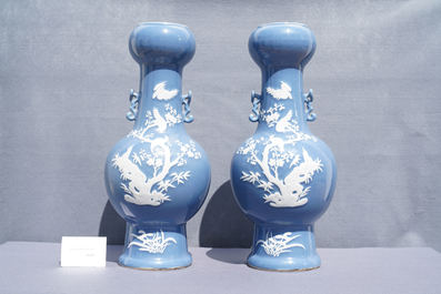 Une paire de vases en porcelaine de Chine en bleu monochrome d&eacute;cor&eacute;s en engobe blanche, Chine, 19&egrave;me