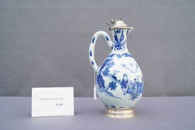 Une verseuse en porcelaine de Chine en bleu et blanc aux montures d'argent hollandais, &eacute;poque Transition