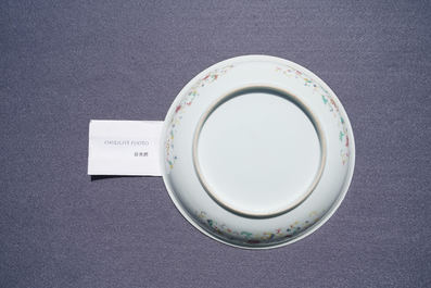 Un plat en porcelaine de Chine famille rose &agrave; d&eacute;cor de dragons, marque et &eacute;poque de Guangxu