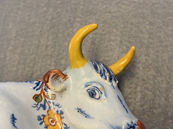 Un beurrier en fa&iuml;ence de Delft polychrome en forme de vache, 18&egrave;me