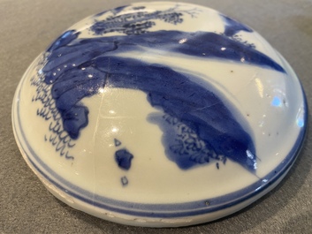 Een Chinese blauw-witte dekselpot met figuren in een landschap, Transitie periode