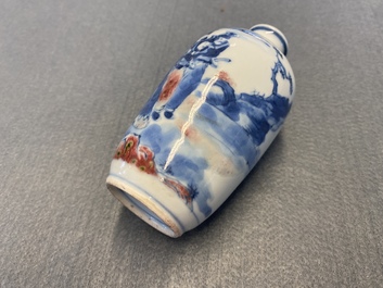 Un petit vase en porcelaine de Chine en bleu, blanc et rouge de cuivre, 19&egrave;me