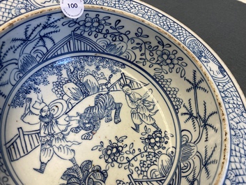 Un bassin en porcelaine de Chine en bleu et blanc &agrave; d&eacute;cor d'un tigre, Jiaqing