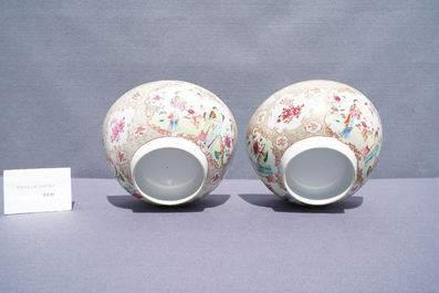 Une paire de bols en porcelaine de Chine famille rose &agrave; d&eacute;cor mandarin, Qianlong