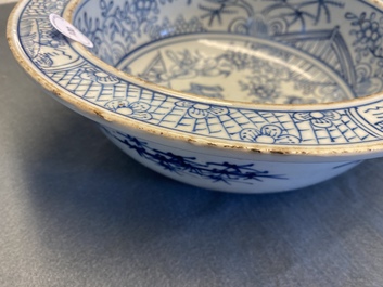 Un bassin en porcelaine de Chine en bleu et blanc &agrave; d&eacute;cor d'un tigre, Jiaqing