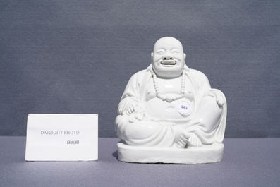 Une figure de Bouddha en porcelaine blanc de Chine de Dehua, Kangxi