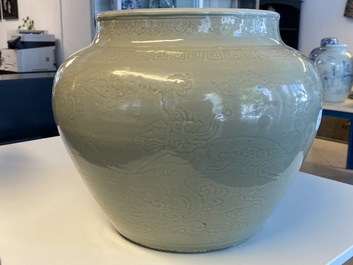 Een bolle Chinese monochrome celadon 'draken' vaas, Kangxi