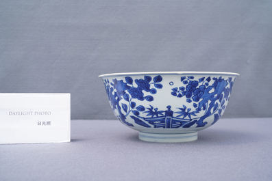 Un bol en porcelaine de Chine en bleu et blanc &agrave; d&eacute;cor de joueurs de go, marque de Chenghua, Kangxi