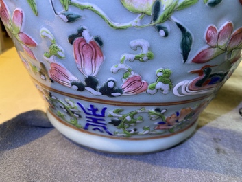 Trois vases en porcelaine de Chine famille rose, 19&egrave;me