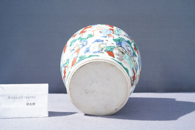 Un vase en porcelaine de Chine wucai &agrave; d&eacute;cor des '100 gar&ccedil;ons', &eacute;poque Transition